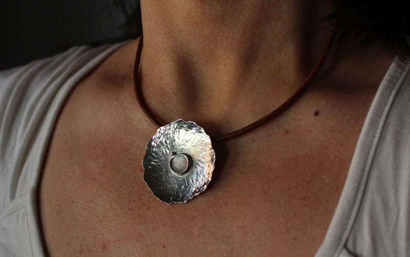 Nénuphar sous la lune, collier feuille de lotus en argent et pierre de lune