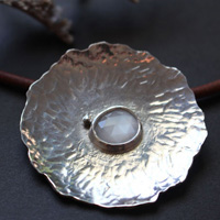 Nénuphar sous la lune, collier feuille de lotus en argent et pierre de lune