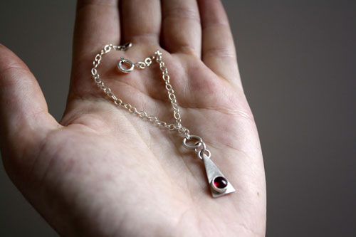 Nilambita, bracelet triangle en argent et pierre de naissance (grenat, améthyste, aigue-marine, pierre de lune, onyx, alexandrite, rubis, péridot, saphir, opale, citrine, turquoise)