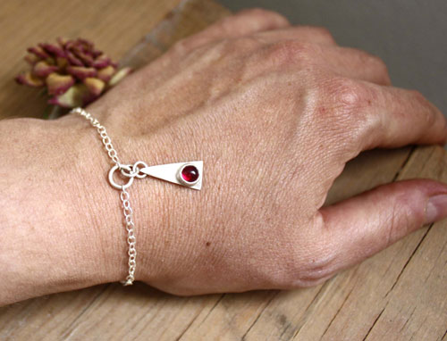 Nilambita, bracelet triangle en argent et pierre de naissance (grenat, améthyste, aigue-marine, pierre de lune, onyx, alexandrite, rubis, péridot, saphir, opale, citrine, turquoise)