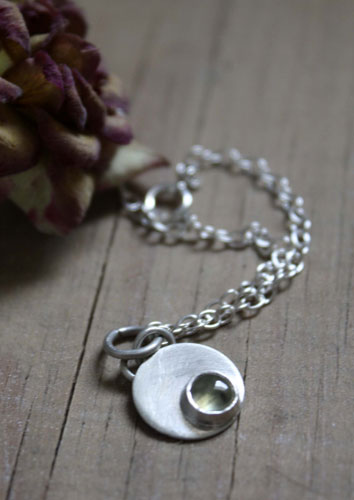 nima, bracelet rond en argent et pierre de naissance (grenat, améthyste, aigue-marine, pierre de lune, onyx, alexandrite, rubis, péridot, saphir, opale, citrine, turquoise)
