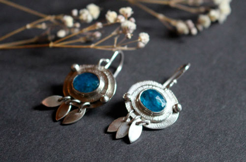 Nova apatite, boucles d’oreilles astronomie en argent et apatite bleue