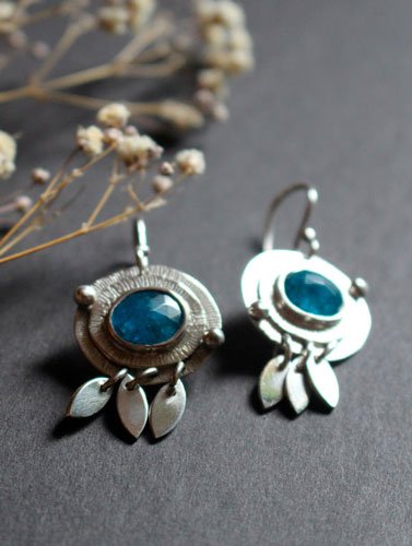 Nova apatite, boucles d’oreilles astronomie en argent et apatite bleue