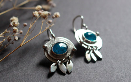 Nova apatite, boucles d’oreilles astronomie en argent et apatite bleue