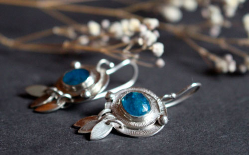 Nova apatite, boucles d’oreilles astronomie en argent et apatite bleue