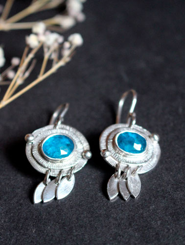 Nova apatite, boucles d’oreilles astronomie en argent et apatite bleue