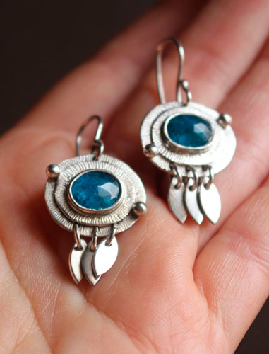 Nova apatite, boucles d’oreilles astronomie en argent et apatite bleue