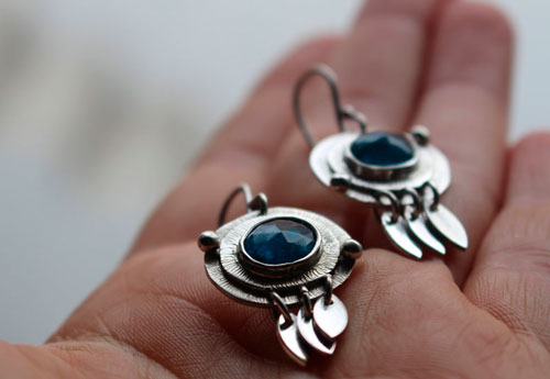 Nova apatite, boucles d’oreilles astronomie en argent et apatite bleue