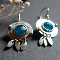 Nova apatite, boucles d’oreilles astronomie en argent et apatite bleue