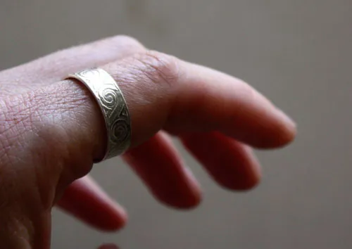 Océanide, bague de mariage de vagues grecques en argent