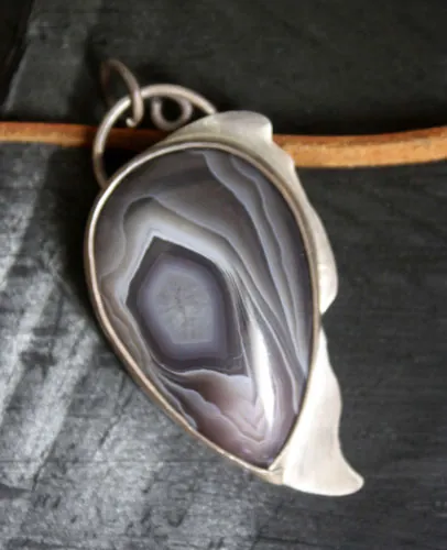 Oeil d’aigle, pendentif tête de rapace en argent et agate Botswana