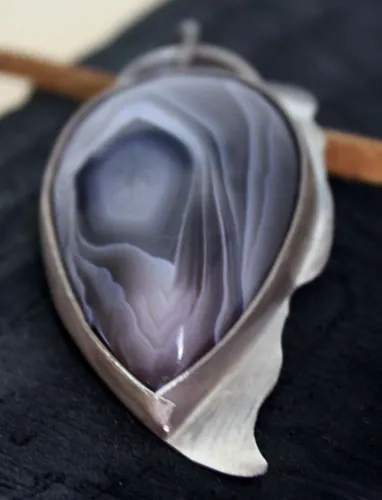 Oeil d’aigle, pendentif tête de rapace en argent et agate Botswana