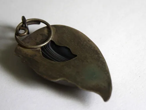 Oeil d’aigle, pendentif tête de rapace en argent et agate Botswana