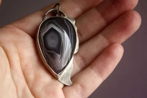 Oeil d’aigle, pendentif tête de rapace en argent et agate Botswana