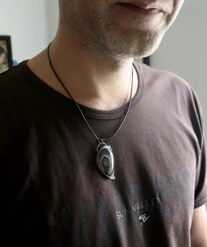Oeil d’aigle, pendentif tête de rapace en argent et agate Botswana