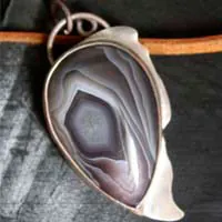 Oeil d’aigle, pendentif tête de rapace en argent et agate Botswana