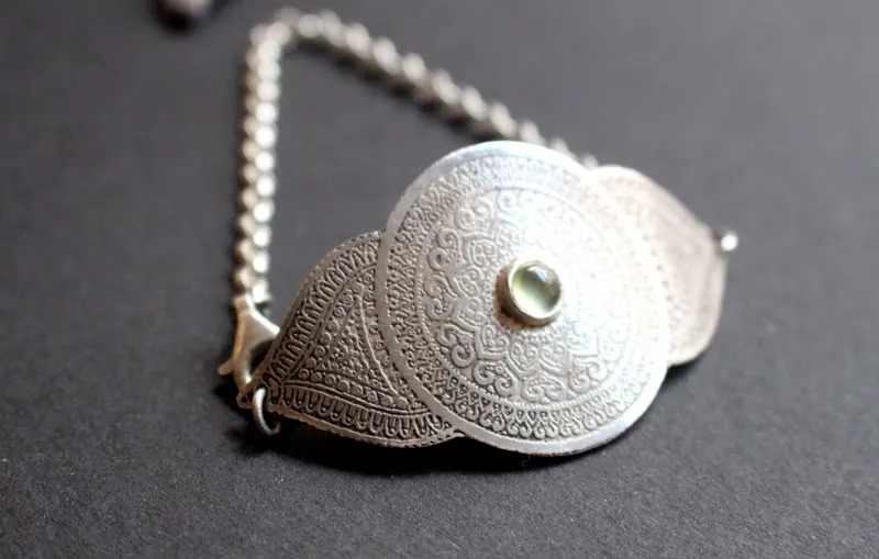 Oeil de l’âme, bracelet mandala en argent et prehnite