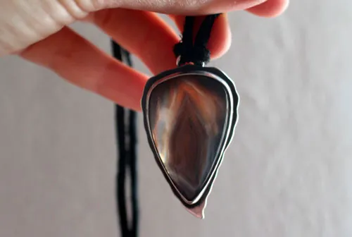 Œil perçant, pendentif aigle en argent et agate Botswana