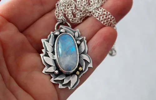 Ondolindë, collier secret elfique en argent, laiton et labradorite blanche