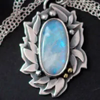 Ondolindë, collier secret elfique en argent, laiton et labradorite blanche