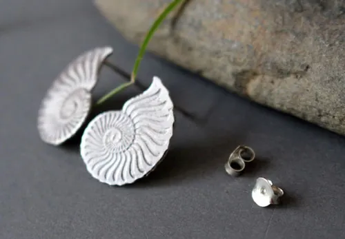 Ophite, boucles d’oreilles puces Ammonites en argent