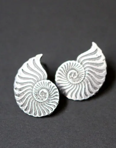 Ophite, boucles d’oreilles puces Ammonites en argent