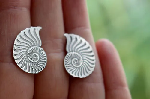 Ophite, boucles d’oreilles puces Ammonites en argent