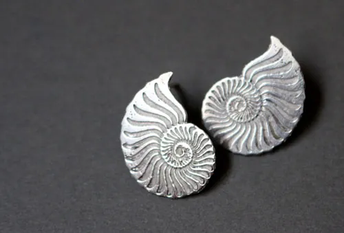 Ophite, boucles d’oreilles puces Ammonites en argent