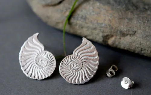 Ophite, boucles d’oreilles puces Ammonites en argent