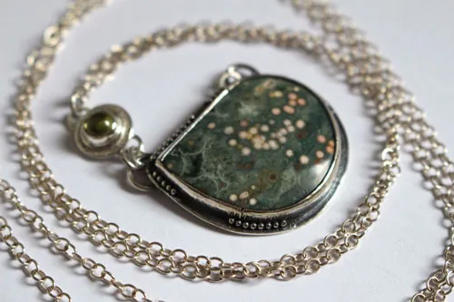 Ouranos, collier création grecque en argent, jaspe océan et péridot