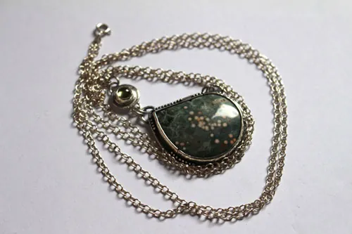 Ouranos, collier création grecque en argent, jaspe océan et péridot