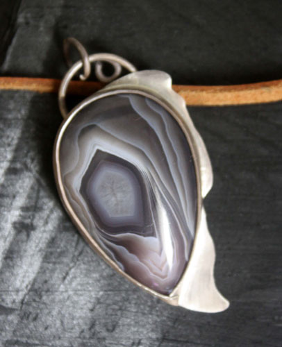 Oeil d’aigle, pendentif tête de rapace en argent et agate Botswana