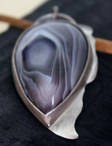 Oeil d’aigle, pendentif tête de rapace en argent et agate Botswana