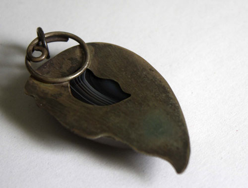 Oeil d’aigle, pendentif tête de rapace en argent et agate Botswana
