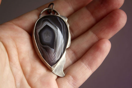 Oeil d’aigle, pendentif tête de rapace en argent et agate Botswana