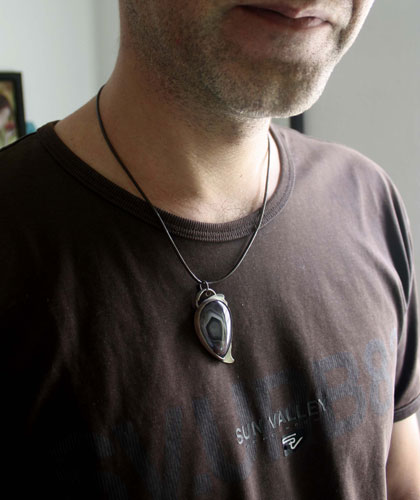 Oeil d’aigle, pendentif tête de rapace en argent et agate Botswana