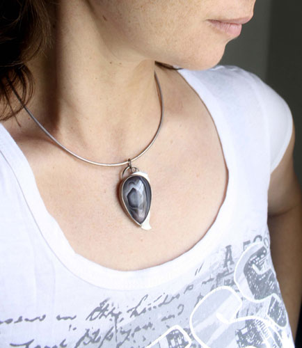 Oeil d’aigle, pendentif tête de rapace en argent et agate Botswana