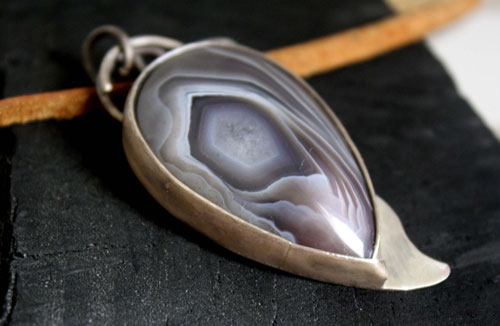 Oeil d’aigle, pendentif tête de rapace en argent et agate Botswana