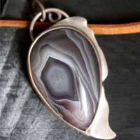 Oeil d’aigle, pendentif tête de rapace en argent et agate Botswana
