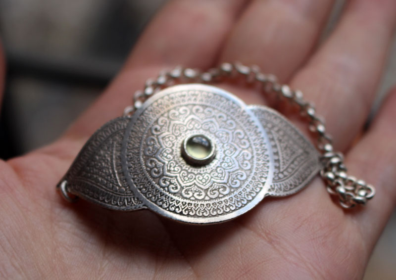 Oeil de l’âme, bracelet mandala en argent et prehnite