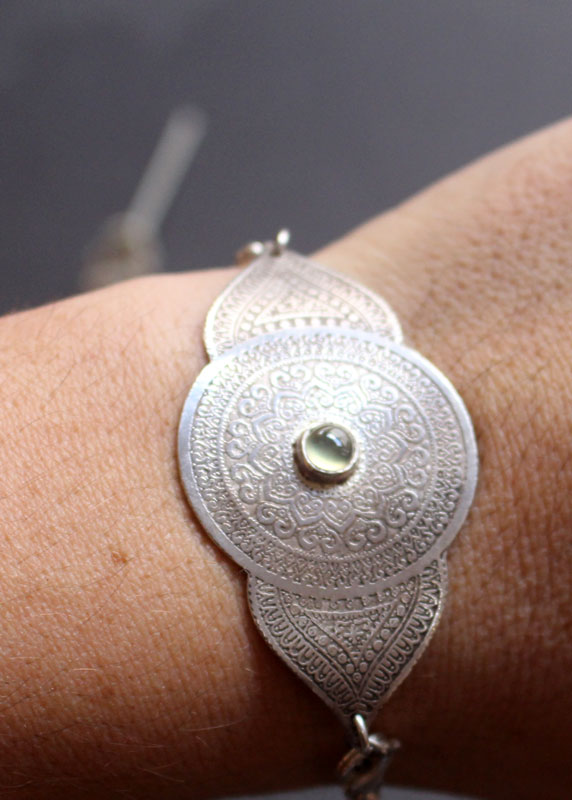 Oeil de l’âme, bracelet mandala en argent et prehnite