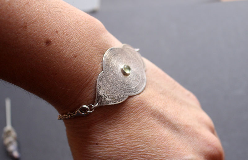 Oeil de l’âme, bracelet mandala en argent et prehnite