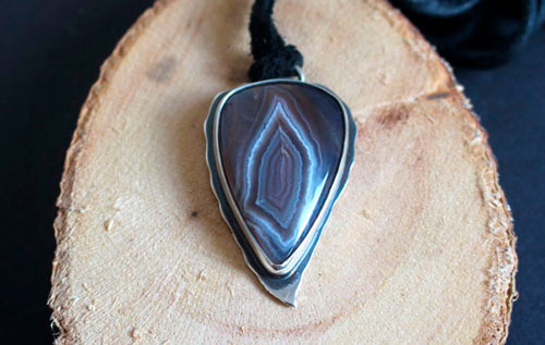 Œil perçant, pendentif aigle en argent et agate Botswana