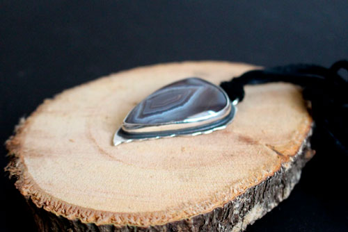 Œil perçant, pendentif aigle en argent et agate Botswana