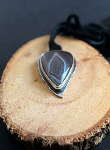 Œil perçant, pendentif aigle en argent et agate Botswana
