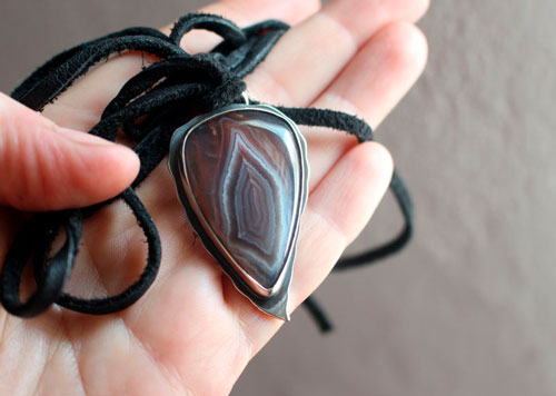 Œil perçant, pendentif aigle en argent et agate Botswana