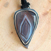 Œil perçant, pendentif aigle en argent et agate Botswana