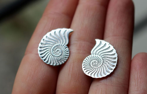 Ophite, boucles d’oreilles puces ammonites en argent