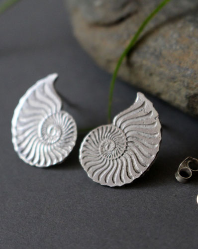 Ophite, boucles d’oreilles puces ammonites en argent