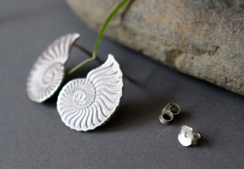 Ophite, boucles d’oreilles puces ammonites en argent